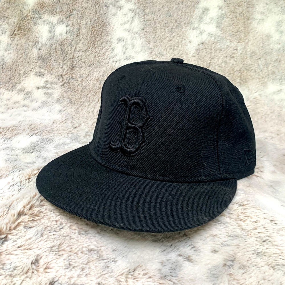 Boston Red Sox Cap New Era 59FIFTY 7 1/8 Hat Fitted MLB Black on Black - Picture 1 of 6
